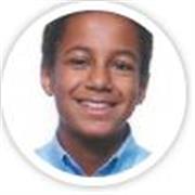 Estudiante que imparte clases de apoyo a alumnos de ESO en asignaturas de Ciencias